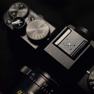 Hotshoe logo Fujifilm X - Stereo metal flash pin - Protective cap covers camera flash pins
